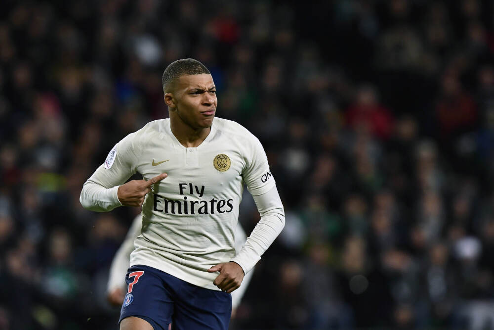 男子江中游泳体力不支被困 消防联合群众成功营救｜看见正能量